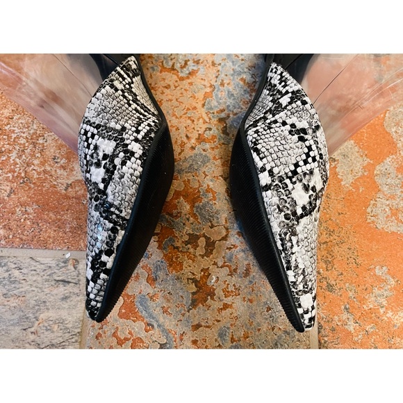 🔥Beautiful NWOB Anne Klein Black & White Snakeskin, Pointed Toe. Kitten Heels! - Picture 8 of 15